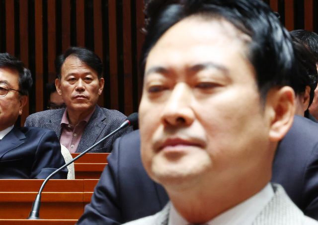 윤한홍 국민의힘 의원이 8일 오전 서울 여의도 국회에서 열린 의원총회 및 이재명 정권 독재악법 국민고발회에 참석해 장동혁 대표를 바라보고 있다.<br>