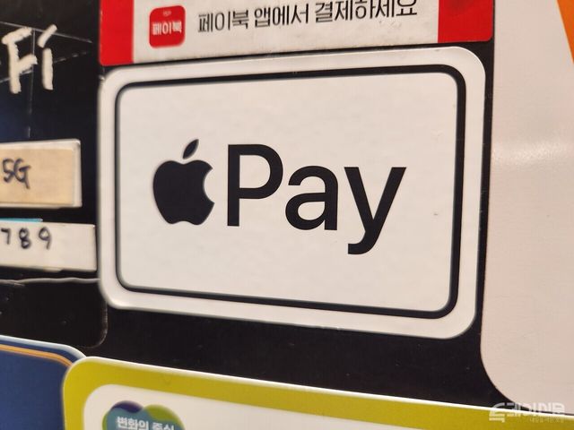 상점 카운터에 붙은 애플페이 안내 스티커ⓒ투데이신문