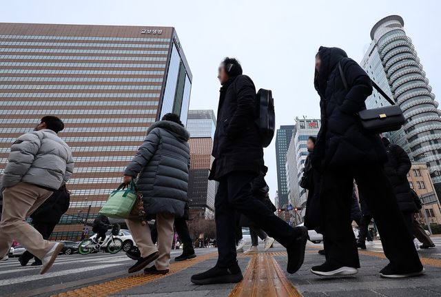 지난달 31일 서울 종로구 광화문 인근에서 시민들이 출근하기 위해 걸음을 옮기고 있다. [사진제공=뉴시스]