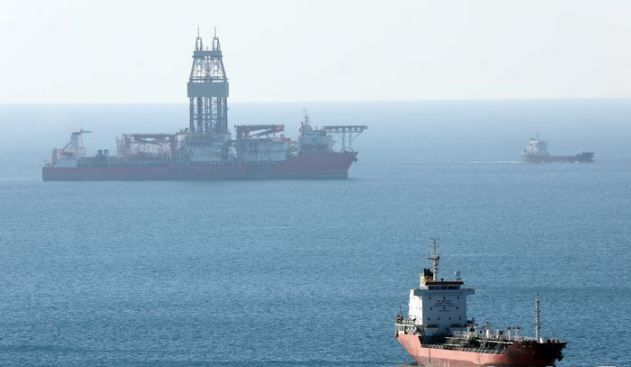 대왕고래로 명명된 동해 심해 가스전 개발 프로젝트와 관련, 첫 시추를 진행할 노르웨이 업체 시드릴사 소속 드릴십인 웨스트 카펠라호가 지난해 12월9일 오전 부산 영도구 외항에 정박하고 있다.&nbsp;[사진출처=뉴시스]<br>