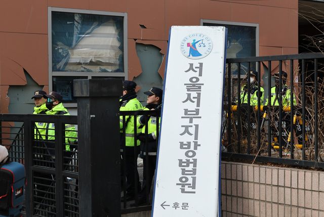 지난달 19일 일부 윤석열 대통령 지지자들의 폭력 사태가 일어난 서울 마포구 소재 서울서부지방법원의 현판이 떨어져 있다. [사진제공=뉴시스]