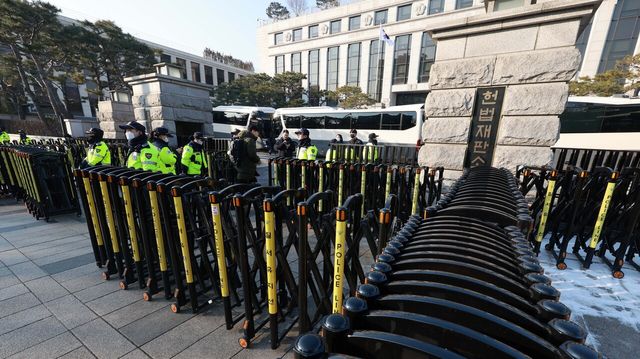 윤석열 대통령 탄핵 심판 7차 변론기일이 진행된 11일 오전 서울 종로구 헌법재판소 앞에 경찰이 배치돼 있다. [사진제공=뉴시스]<br>