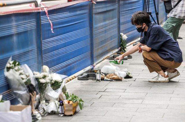 지난해 7월 서울 중구 시청역 교차로 인근에서 발생한 차량 인도 돌진사고 현장을 찾은 시민이 고인을 추모하고 있다. [사진제공=뉴시스]