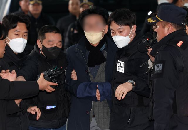 60대 남성 김모씨가 더불어민주당 이재명 대표를 칼로 찌른 혐의로 수사본부로 압송되고 있다. [사진제공=뉴시스]