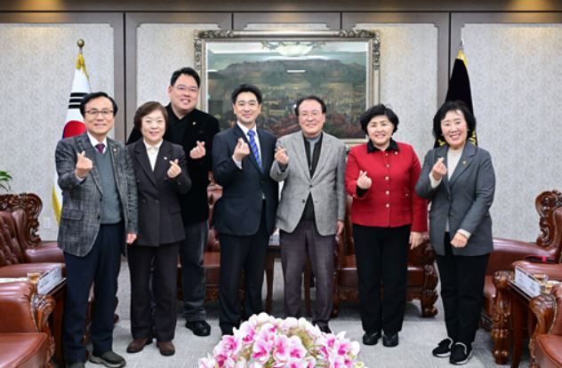 서울특별시의회 이종환 부의장은 지난 12일 일본 아이치현 미요시시(みよし市) 오야마 타스쿠(小山 祐) 시장을 접견하고 교류 협력을 논의했다. [사진제공=서울시의회]<br>