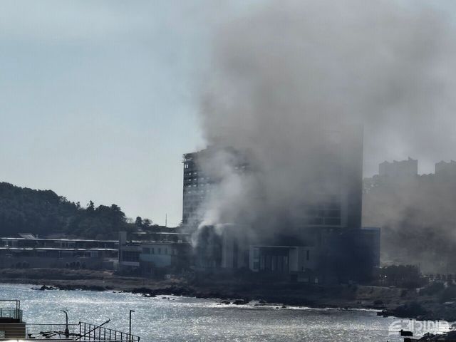 부산의 한 복합리조트 공사현장에서 화재가 발생했다.[사진출처=독자 제공]<br>