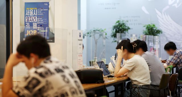 지난해 6월 24일 서울 중구 서울시청년일자리센터를 방문한 청년들의 모습. [사진제공=뉴시스]