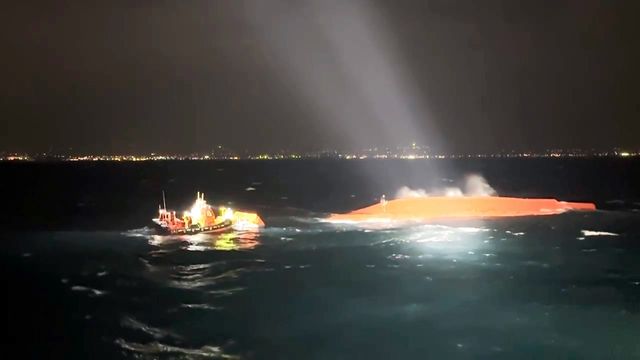 지난 12일 오후 제주 서귀포시 해상에서 10명이 탄 어선이 전복되는 사고가 발생해 해경이 선원 구조에 나서고 있다. [사진제공=뉴시스]