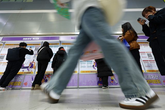 지난 달 14일 서울 서초구 aT센터에서 진행된 ‘2025 공공기관 채용정보박람회’에서 구직자 등 참가자들이 채용정보를 살펴보고 있다. [사진제공=뉴시스]<br>