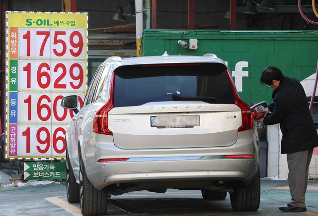 이번주 국내 주유소 기름값이 2주 연속 하락했다.&nbsp;2월 둘째주(9~13일) 전국 주유소 휘발유 평균 판매가는 전주 대비 L당 2.2원 하락한 1730.9원을 기록했다. [사진=뉴시스]<br>
