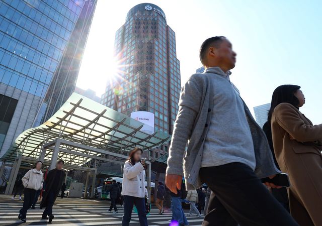 이번 주말 포근할 날씨가 이어질 전망이지만 일부 지역에서는 비가 내릴 것으로 보인다. [사진=뉴시스]