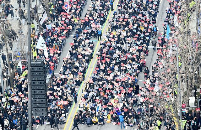 윤석열 정권 즉각 퇴진·사회대개혁 광주비상행동이 15일 오후 광주 동구 금남로와 5·18민주광장 일대에서 제14차 광주시민총궐기대회를 열어 윤석열 대통령 탄핵을 촉구하고 있다. [사진제공=뉴시스]