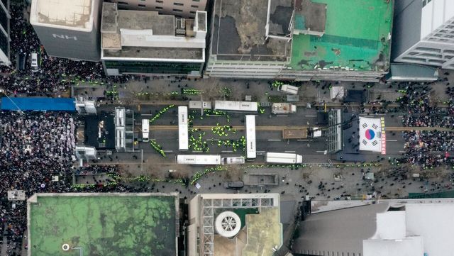 지난 15일 오후 광주 동구 금남로에서 윤석열 대통령 탄핵 찬반 집회가 경찰 차벽을 사이에두고 둘로 갈라져 있다. [사진제공=뉴시스]