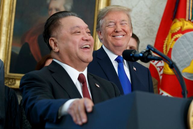 미국 도널드 트럼프 대통령이 백악관에서 브로드컴 호크 탄 CEO의 연설을 지켜보고 있다. [사진=뉴시스]