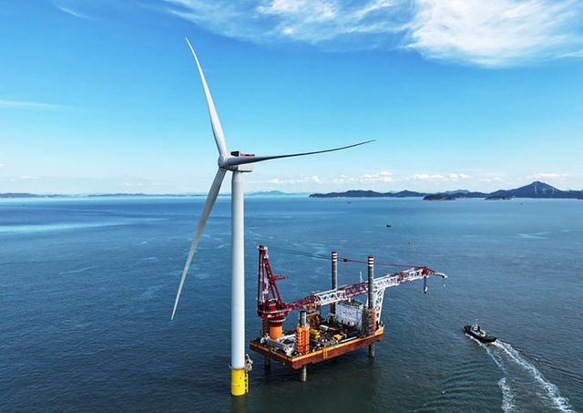 신안 해상에 건설 중인 해상풍력발전기. [사진=뉴시스]