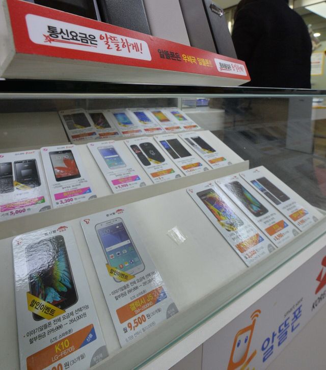 서울 소재 한 알뜰폰 매장에 가격 설명표가 진열돼 있다. [사진=뉴시스]
