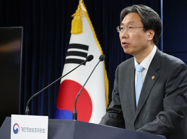 최장혁 개인정보보호위원회 부위원장이 17일 오전 서울 종로구 정부서울청사에서 딥시크 앱마켓 서비스 잠정 중단 결정을 발표하고 있다. [사진=뉴시스]