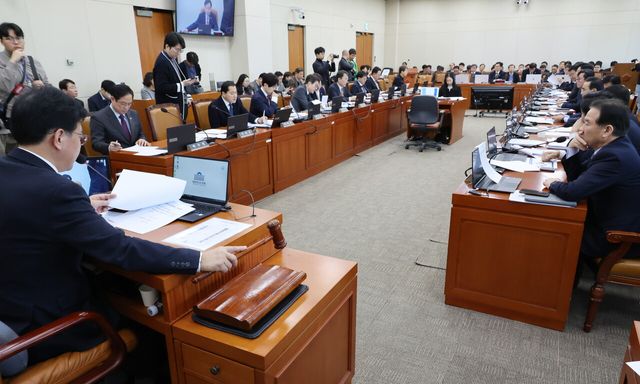 국회 기획재정위원회가 18일 오전 전체회의를 열고 조세특례제한법 개정안 등 안건을 의결하고 있다. [사진=뉴시스]