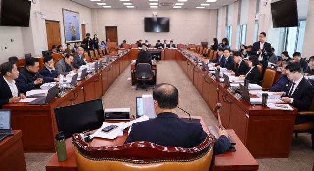 지난 17일 오전 서울 여의도 국회에서 열린 산업통상자원중소벤처기업위원회 산업통상자원특허소위원회에서 김원이 소위원장이 의사봉을 두드리고 있다.&nbsp;[사진출처=뉴시스]<br>