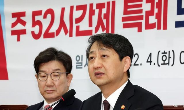 안덕근(오른) 산업통상자원부 장관이 지난 4일 오전 서울 여의도 국회에서 열린 반도체특별법 주52시간제 특례 도입을 위한 당정협의회에서 발언하고 있다. 왼쪽은 권성동 원내대표.&nbsp;[사진출처=뉴시스]<br>