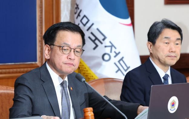 최상목 대통령 권한대행 부총리 겸 기획재정부 장관이 지난 11일 서울 종로구 정부서울청사에서 열린 국무회의를 주재하며 의사봉을 두드리고 있다. [사진출처=뉴시스]