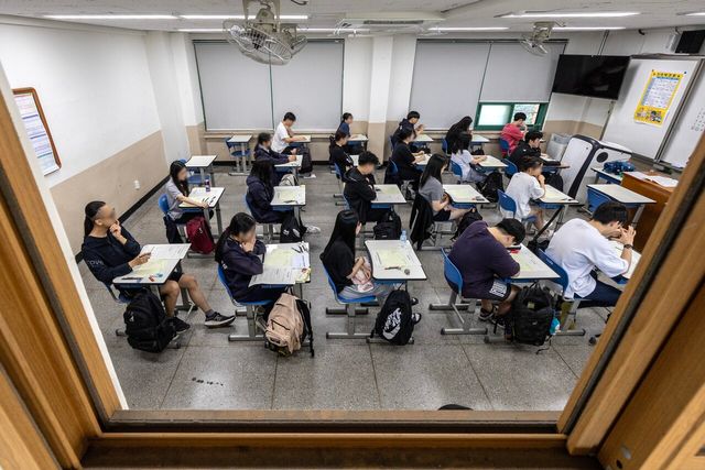서울 소재 한 고등학교 교실에 학생들이 앉아 있다. [사진제공=뉴시스]