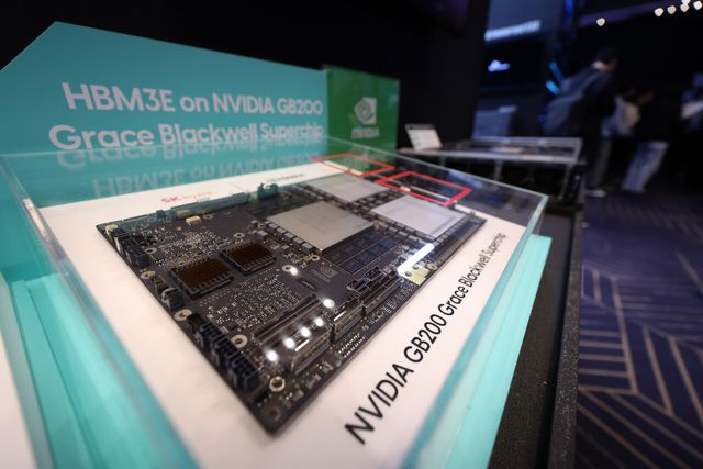 엔비디아 ‘GB200 그레이스 블랙웰 슈퍼칩’에 SK하이닉스 HBM 5세대가 탑재된 모습 [사진=뉴시스]
