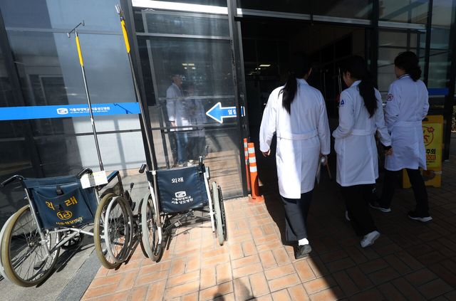 지난 18일 서울 소재 한 대학병원에서 의료진들이 걸음을 옮기고 있다. [사진제공=뉴시스]