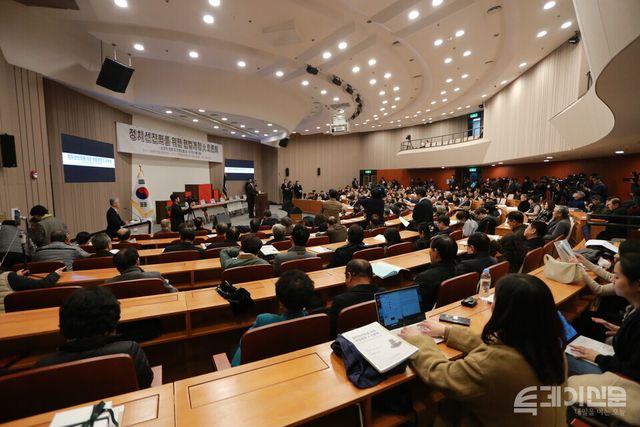 대한민국헌정회가 27일 서울 여의도 국회박물관 대강당에서 정치선진화를 위한 헌법개정 대토론회를 진행하고 있다. ⓒ투데이신문