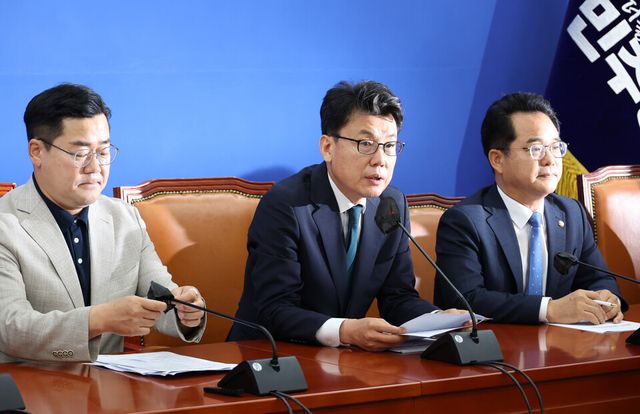 더불어민주당 진성준 정책위의장. [사진출처=뉴시스]