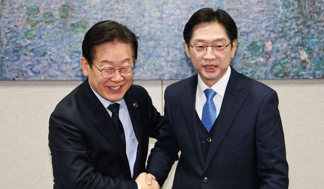 더불어민주당 이재명 대표가 지난 13일 서울 여의도 국회에서 김경수 전 경남지사와 악수하고 있다. [사진출처=뉴시스]