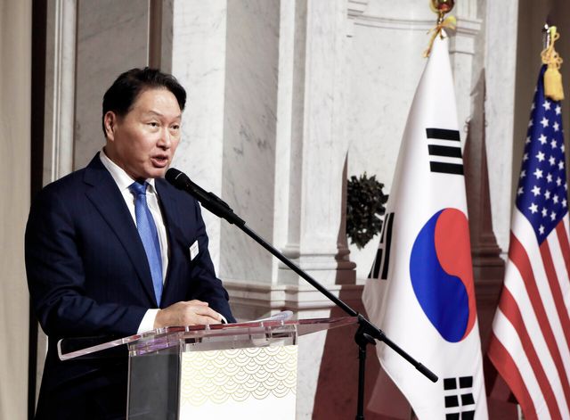 최태원 대한상의 회장이 19일(현지시간) 워싱턴 미국 의회 도서관에서 개최한 ‘Korea-US Business Night’에서 개회사를 하고 있다. [사진=대한상공회의소]