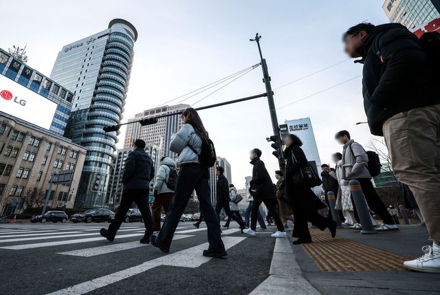 지난달 2일 서울 종로구 광화문 인근에서 직장인들이 출근하기 위해 걸음을 재촉하고 있다. [사진제공=뉴시스]