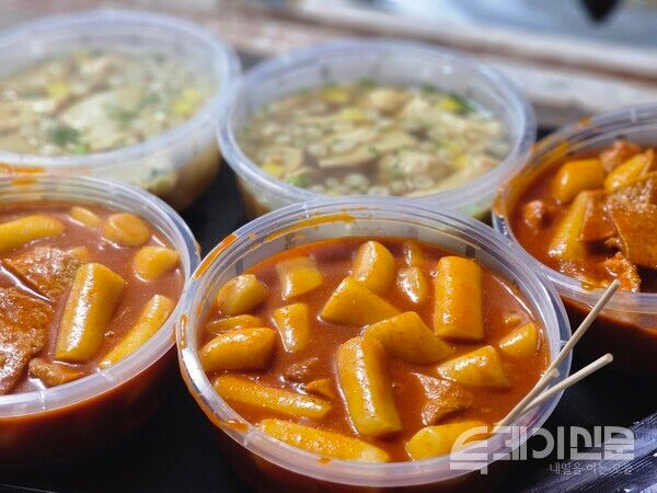 K-푸드에 대한 관심이 높아지며, 국내 떡류 수출이 역대 최대 규모를 달성했다. 글로벌 시장에서 떡볶이에 대한 관심이 높아졌기 때문이다. 이에&nbsp;CJ제일제당, 삼양식품 등 국내 식품업체의 떡볶이 수출이 증가했다. ⓒ투데이신문