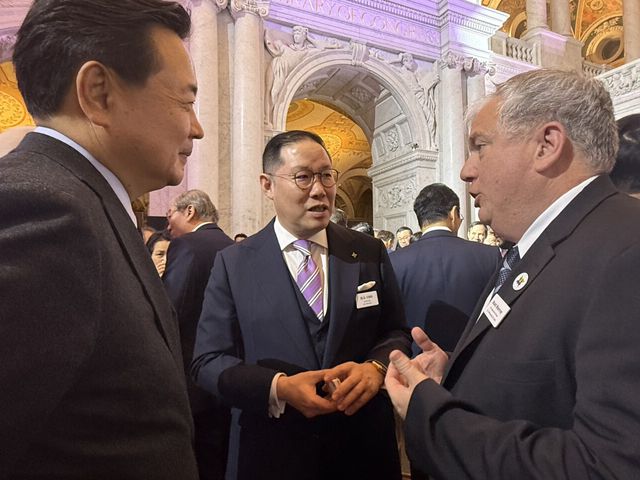 조현상 HS효성 부회장(가운데)이 조현동 주미대사(왼쪽), 맷 머레이 미국 APEC 대사를 만나 양국 협력 방안을 논의하고 있다. [사진=HS효성]