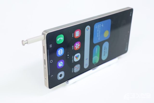 삼성 갤럭시 S25 울트라 모델 하단부에 있는 S펜이 드러난 모습 ⓒ투데이신문