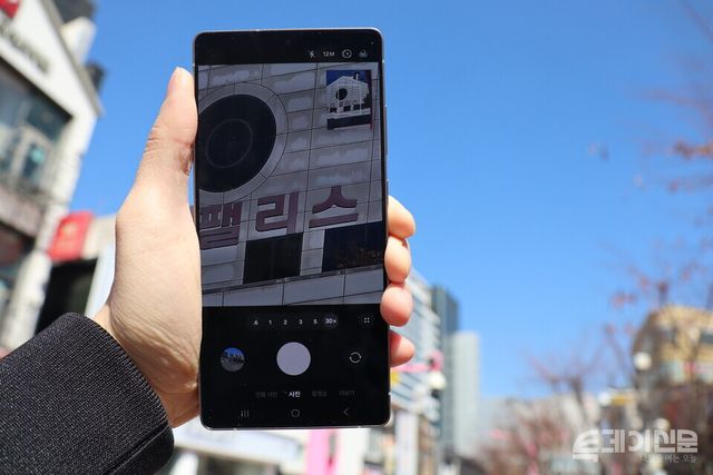 서울 시내 거리에서 약 500m 떨어진 건물을 카메라로 30배 확대한 화면의 모습 ⓒ투데이신문