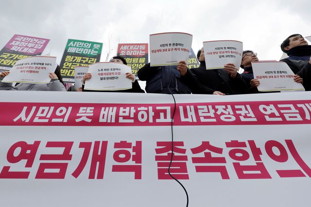 공적연금강화국민행동이 25일 서울 여의도 국회 앞에서 ‘거대 양당 연금개혁 졸속합의 시도 규탄 기자회견’을 통해 자동조정장치 반대 등을 외치고 있다. [사진제공=뉴시스]<br>