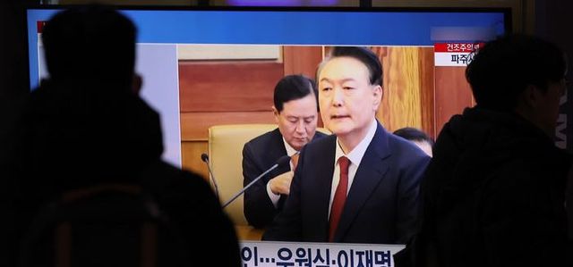 26일 오전 서울 용산구 서울역에서 시민들이 어제 열린 '윤석열 대통령의 탄핵 심판 최종 변론' 관련 뉴스를 시청하고 있다.&nbsp;[사진출처=뉴시스]<br>