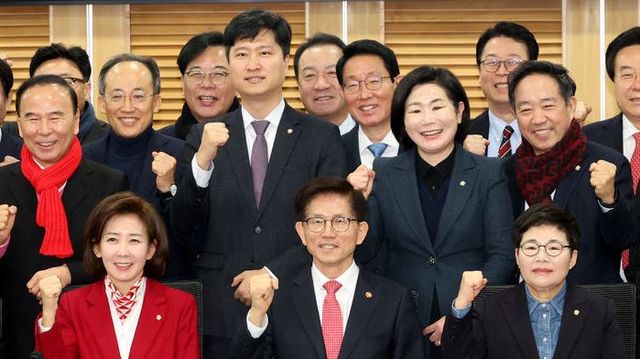 김문수 고용노동부 장관, 나경원, 임이자 국민의 의원을 비롯한 참석자들이 19일 오전 서울 여의도 국회 의원회관 세미나실에서 열린 2030·장년 모두 Win-Win하는 노동개혁 대토론회에서 기념촬영을 하고 있다.&nbsp;[사진출처=뉴시스]