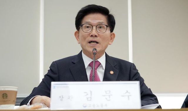 김문수 고용노동부 장관이 지난 25일 인천 연수구 항공우주산학융합원을 방문해 간담회를 하고 있다.&nbsp;[사진출처=뉴시스]