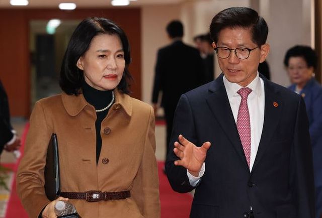 이진숙 방통위원장과 김문수 고용노동부 장관이 지난 11일 서울 종로구 정부서울청사에서 열린 국무회의에 참석하고 있다.&nbsp;[사진출처=뉴시스]