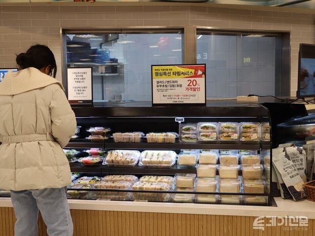 서울 여의도 소재 한 대형마트 즉석식품 코너에서 한 직장인이 점심특선 타임서비스 상품을 둘러보고 있다. ⓒ투데이신문