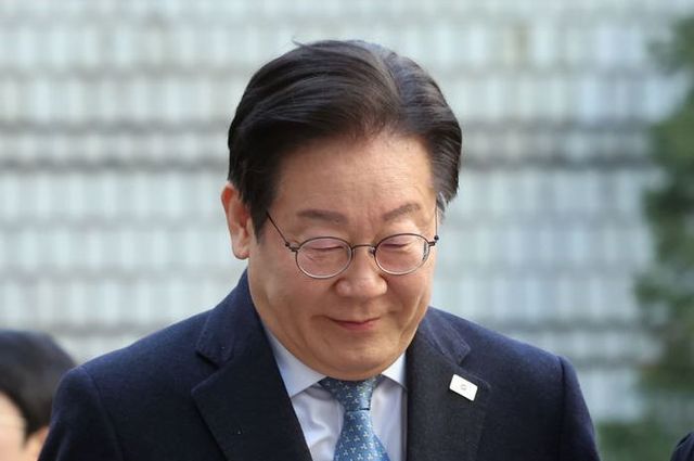 더불어민주당 이재명 대표가 지난 26일 서울 서초구 서울고등법원에서 열린 공식선거법 위반 혐의 항소심 5차 공판에 출석하고 있다.&nbsp;[사진출처=뉴시스]<br>