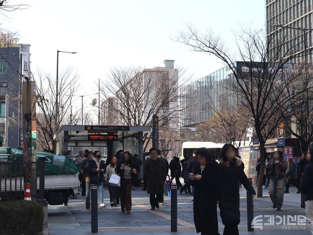 서울 여의도에서 직장인들이 점심시간 식사를 하기 위해 걸음을 옮기고 있다. ⓒ투데이신문