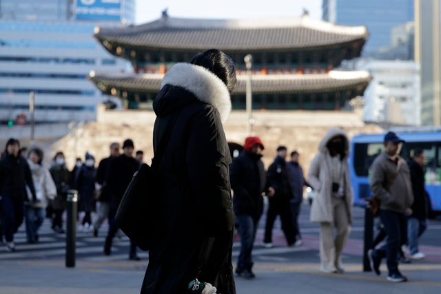 지난 24일 서울 숭례문 인근에서 시민들이 걸음을 옮기고 있다. [사진제공=뉴시스]