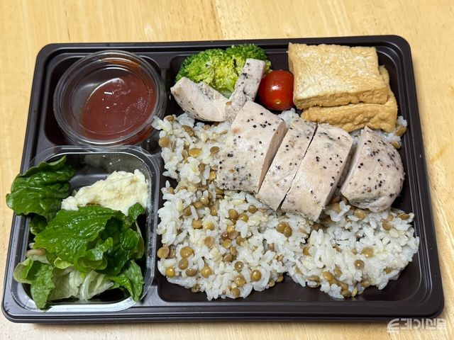 세븐일레븐이 정희원 교수와 공동 개발해 판매하고 있는 ‘닭가슴살 스테이크 도시락’&nbsp;ⓒ투데이신문