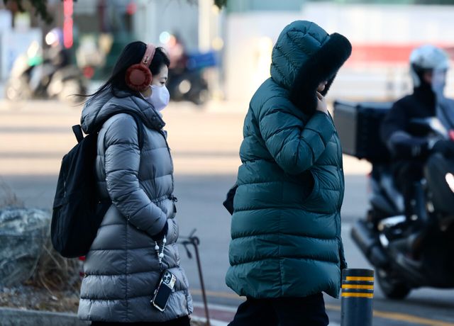 올 겨울 첫 한파경보가 발효 중인 4일 오전 서울 영등포구 여의도역 인근에서 두꺼운 옷을 입은 시민들이 걸어가고 있다. [사진제공=뉴시스]