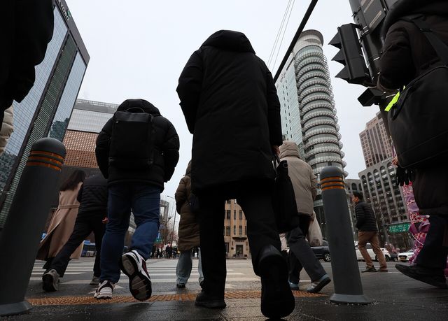 지난달 31일 서울 종로구 광화문네거리에서 시민들이 걸어가고 있다. [사진제공=뉴시스]<br>