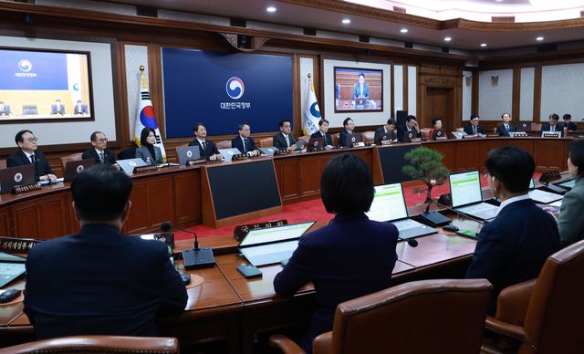 4일 서울 종로구 정부서울청사에서 국무회의가 열리고 있다. [사진제공=뉴시스]